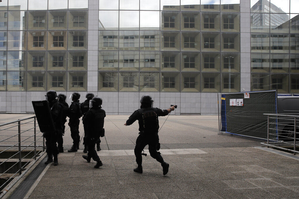 APTOPIX France Shopping Center Firearm